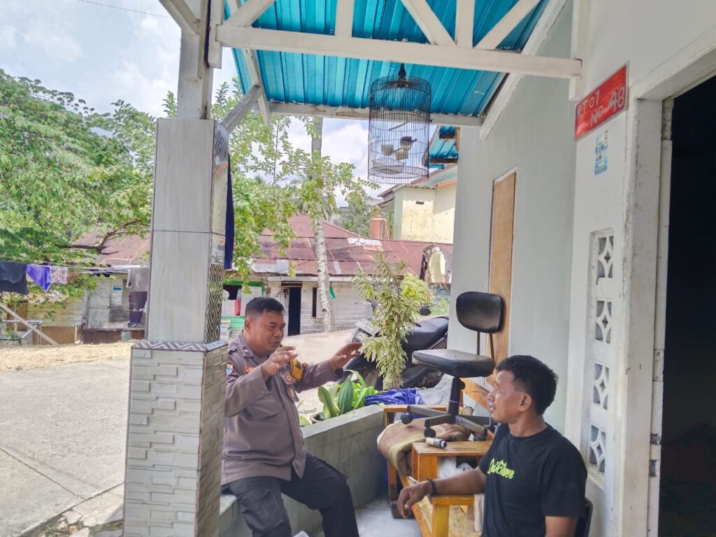 Bhabinkamtibmas Kelurahan Berbas Pantai Intensifkan Sambang Warga untuk Jaga Kamtibmas WhatsApp Image 2025 02 20 at 11.33.42 793f65df