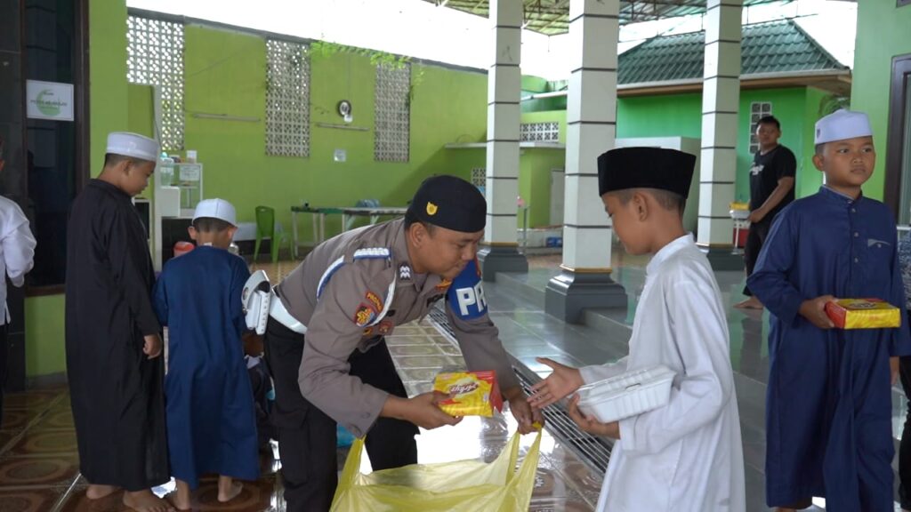 Wujud Kepedulian kepada Masyarakat, Polres Kukar Gelar Jumat Berkah dari Divpropam Polri WhatsApp Image 2025 02 23 at 00.27.31