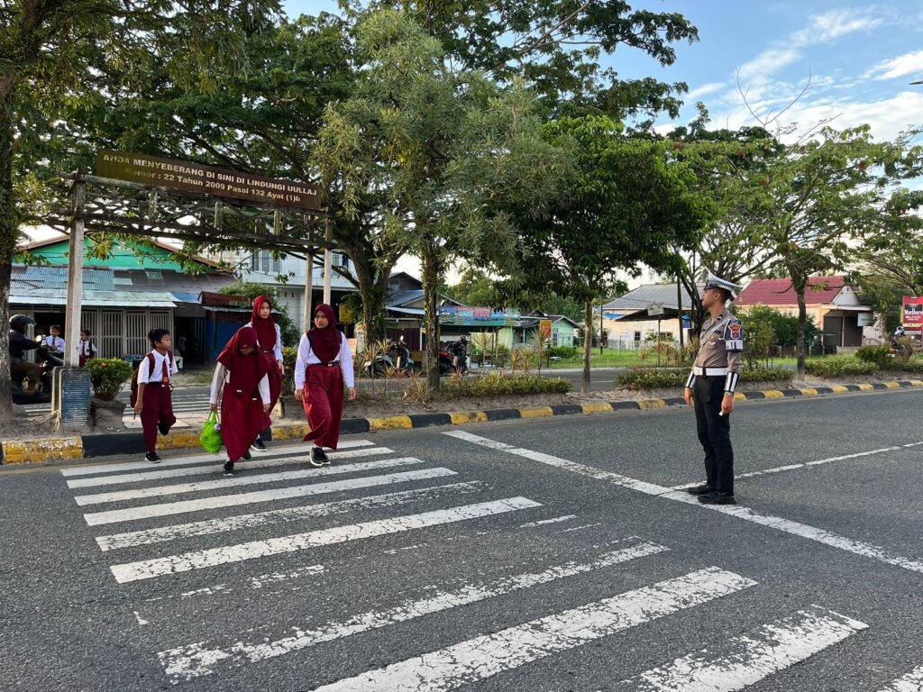 Satlantas Polres PPU Bantu Anak Sekolah Menyeberang, Wujudkan Keselamatan di Jalan Raya WhatsApp Image 2025 02 25 at 09.46.03 78241e21