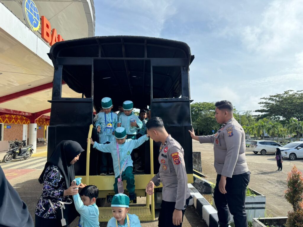 Personel Satsamapta Polres Kutai Barat Dampingi Anak TK Annisa dalam Kegiatan Wisata Edukasi WhatsApp Image 2025 02 25 at 10.52.35 5603e09d