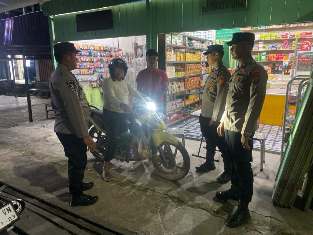 Cegah Gangguan Kamtibmas Jelang Bulan Ramadhan 1446 H, Polsek Babulu Lakukan Patroli Dialogis Langsung kepada Masyarakat WhatsApp Image 2025 02 26 at 12.31.20