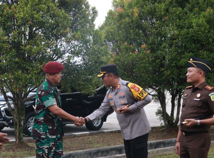 Kunker di Wilayah Kab.Berau, Kapolres Berau Sambut Kedatangan Danpuspenerbad di Bandara Kalimarau WhatsApp Image 2025 02 26 at 15.27.17
