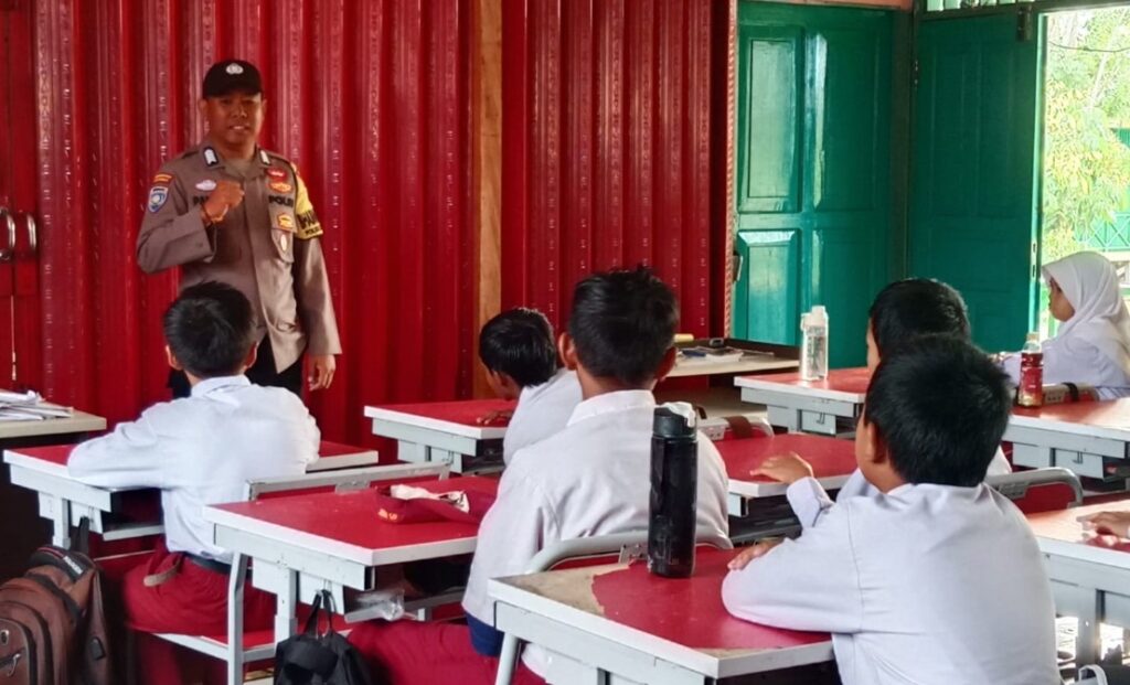 Polisi Sahabat Pelajar, Bhabinkamtibmas Polsek Muara Kaman Beri Edukasi Kepada Siswa Sekolah Dasar kukar