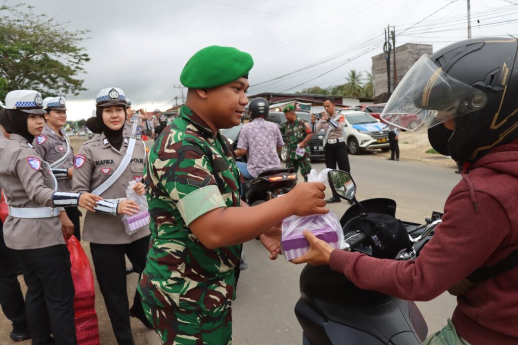 Polres Kutai Barat dan TNI Berbagi Takjil, Wujud Sinergi di Bulan Suci Ramadhan 1446 H WhatsApp Image 2025 03 04 at 20.51.16 06319c88