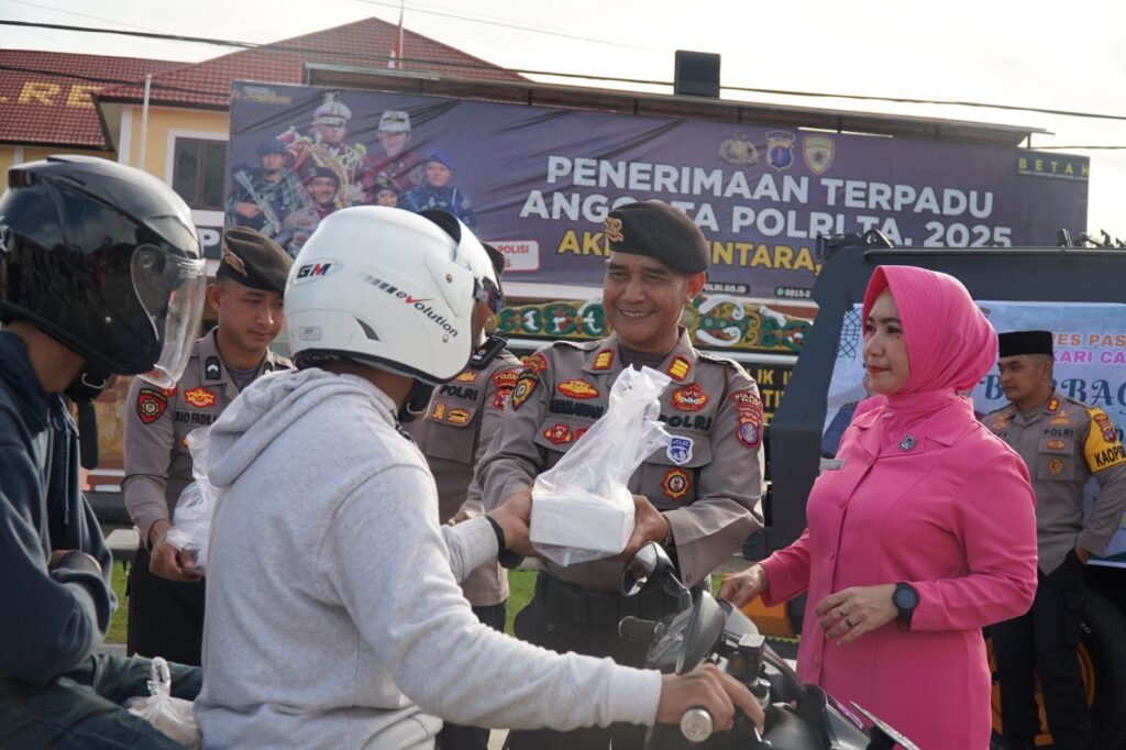 Polres Paser dan Bhayangkari Berbagi Takjil, Wujud Kepedulian di Bulan Ramadhan WhatsApp Image 2025 03 04 at 21.37.13 0a7915ed