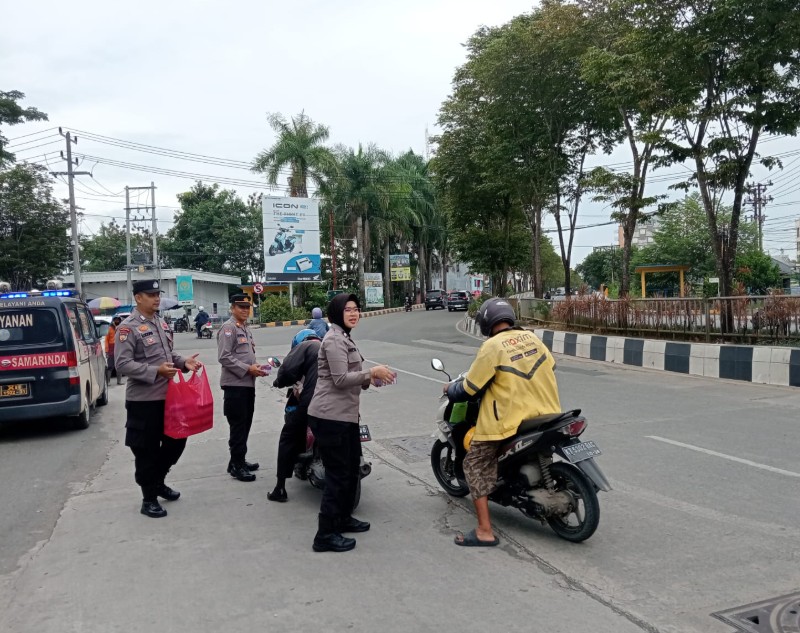 Polisi di Samarinda Turun ke Jalan Bagikan Takjil Ramadhan WhatsApp Image 2025 03 06 at 13.16.19