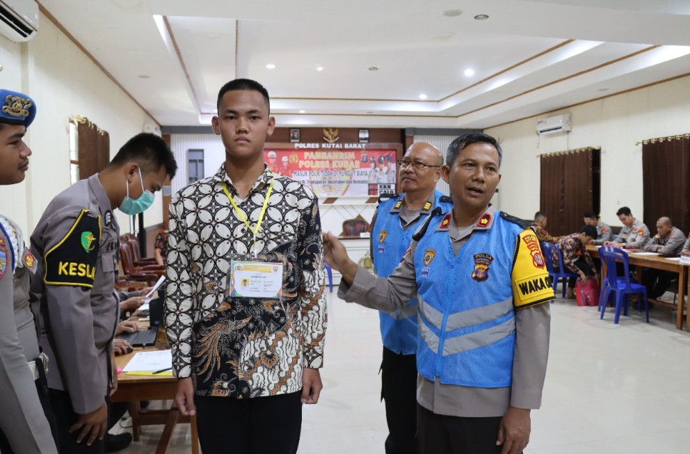 Pendaftaran Polri 2025 Dibuka, Wakapolres Kutai Barat Ajak Putra-Putri Daerah untuk Mendaftar WhatsApp Image 2025 03 06 at 13.34.52