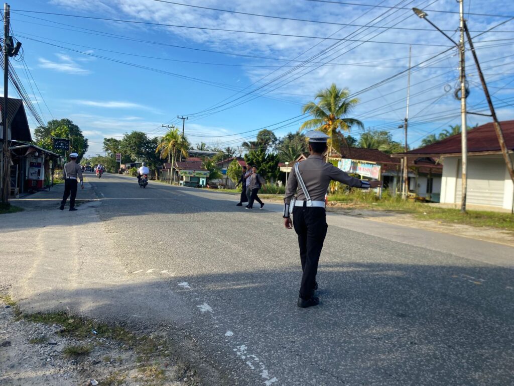 Satlantas Polres PPU Lakukan Pengaturan Arus Lalin Pagi Hari Guna Kelancaran Aktivitas Masyarakat Selama Bulan Ramadhan WhatsApp Image 2025 03 06 at 14.16.05