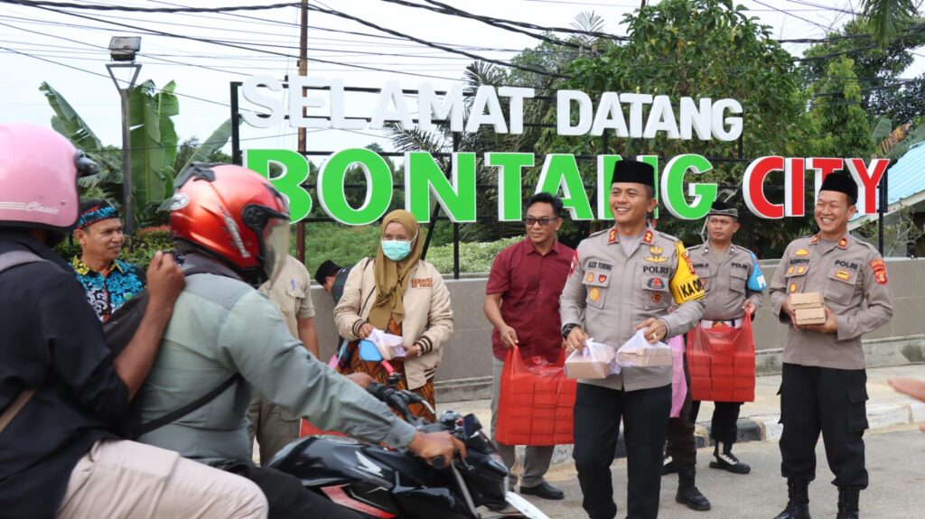 Polres Bontang Gelar Aksi Berbagi Takjil, Wujud Kepedulian di Bulan Ramadhan WhatsApp Image 2025 03 07 at 09.59.13 03fde221