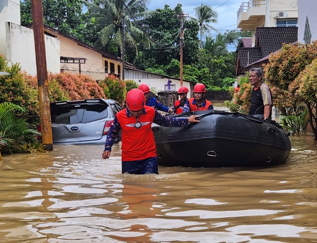 Curah Hujan Yang Tinggi, Tim SAR Ditpolairud Polda Kaltim Lakukan Evakuasi Korban Banjir di Balikpapan WhatsApp Image 2025 03 07 at 14.23.30