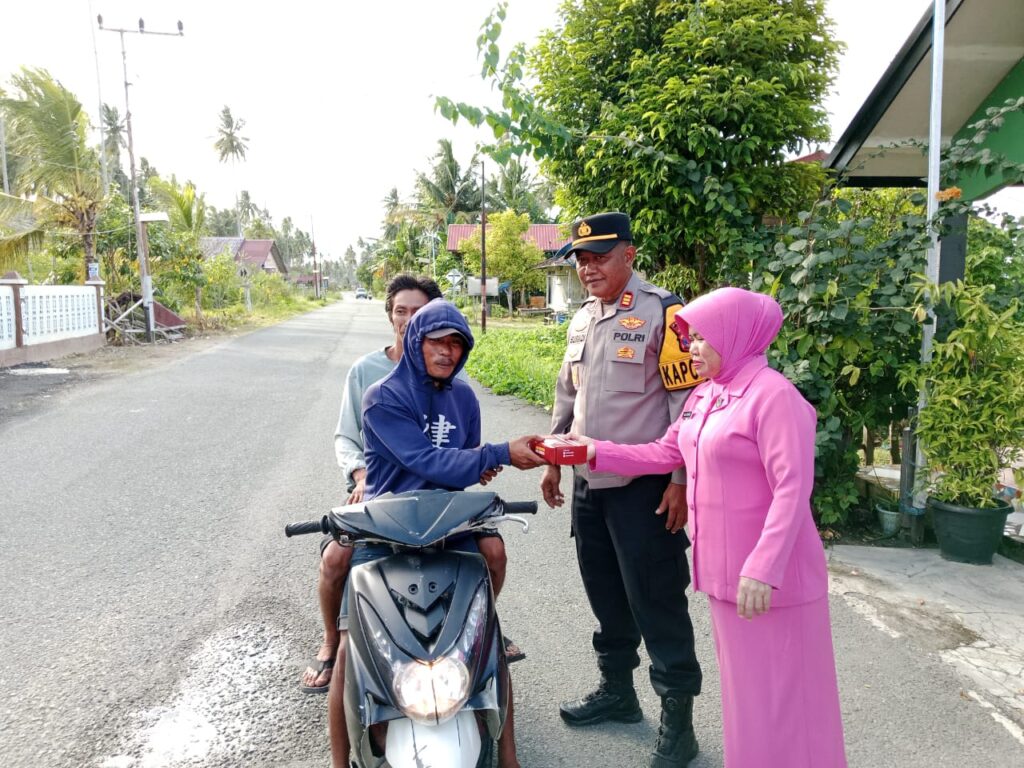 Polsek Biduk-Biduk Tebar Kepedulian di Bulan Ramadhan dengan Berbagi Takjil kepada Masyarakat WhatsApp Image 2025 03 07 at 18.12.26 e0e7f035