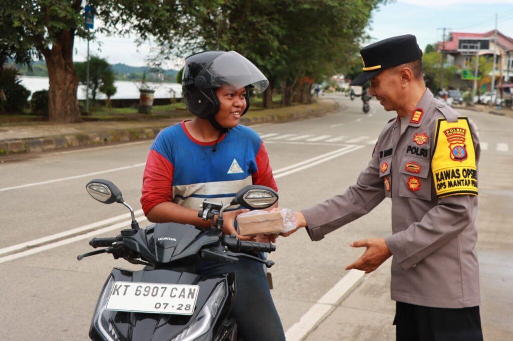 Polres Kutai Kartanegara Berbagi Takjil, Wujud Kepedulian di Bulan Suci Ramadhan WhatsApp Image 2025 03 09 at 03.55.21 2ab2e096