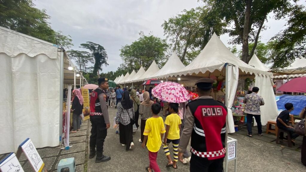 Polres Bontang Tingkatkan Patroli Jalan Kaki, Jaga Keamanan Pasar Ramadhan dan Tempat Ngabuburit WhatsApp Image 2025 03 09 at 09.37.16 12ce0701