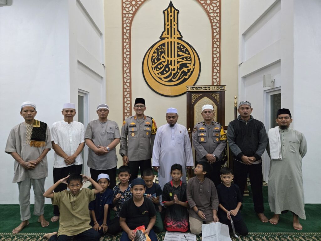 Bersama Masyarakat, Kapolres Berau Lakukan Salat Tarawih di Masjid Al-Mubarok WhatsApp Image 2025 03 10 at 11.40.22