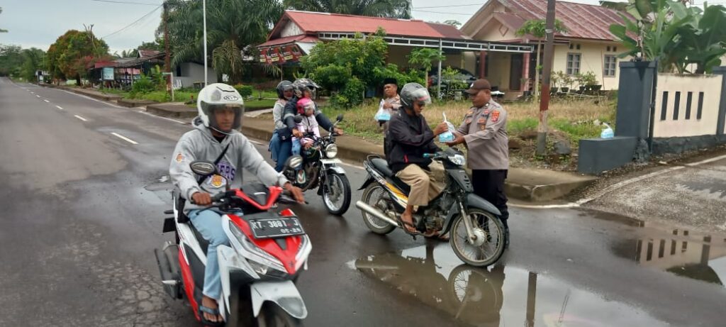 Wujud Kepedulian di Bulan Ramadhan, Polsek Paser Belengkong Bagikan Takjil kepada para Pengguna Jalan WhatsApp Image 2025 03 10 at 11.54.30
