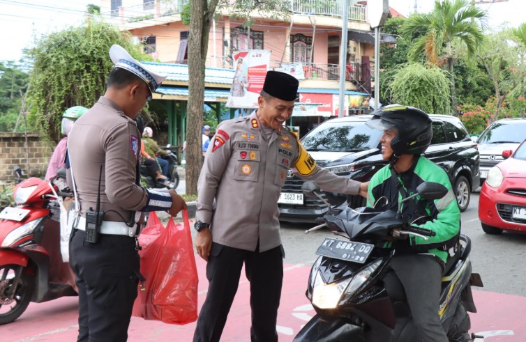 Ramadhan Berkah, Polres Bontang Bagikan Takjil di Simpang 3 Yabis WhatsApp Image 2025 03 10 at 12.41.12