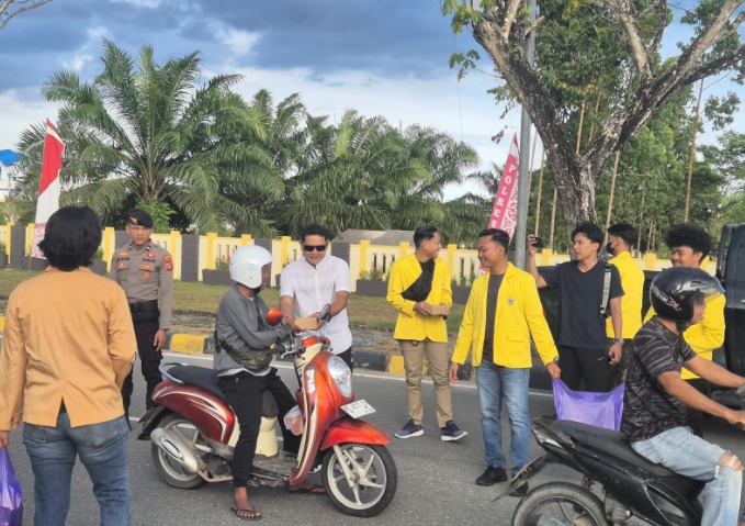 Bersama Elemen Mahasiswa, Polres PPU Bagikan Takjil Kepada para Pengguna Jalan WhatsApp Image 2025 03 10 at 16.19.01