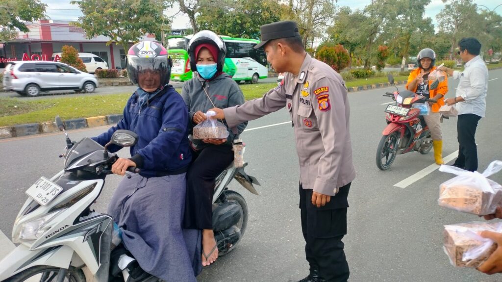 Ramadan Penuh Berkah, Polres PPU Bagikan Takjil Gratis kepada Masyarakat WhatsApp Image 2025 03 11 at 13.37.42
