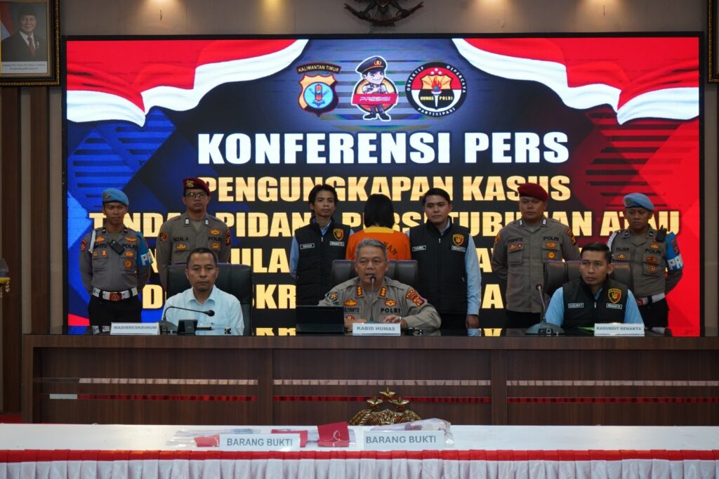 Konferensi Pers Pengungkapan Kasus Pencabulan Anak Dibawah Umur, Polda Kaltim Tetapkan Ayah Kandung Jadi Tersangka WhatsApp Image 2025 03 11 at 14.15.49