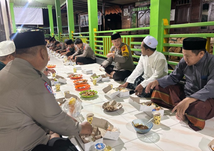 Sahur On The Road, Polres Mahakam Ulu Berbagi dengan Masyarakat WhatsApp Image 2025 03 11 at 15.02.03
