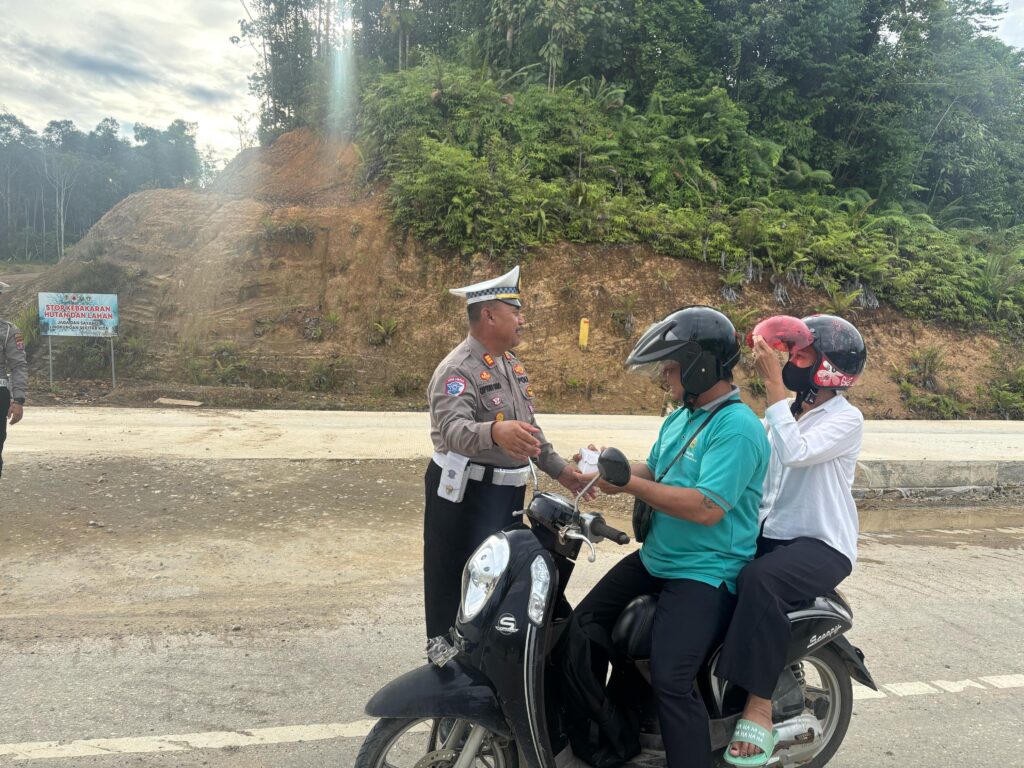 Peduli Sesama, Sat Lantas Polres Mahakam Ulu Berbagi Takjil untuk Pengguna Jalan WhatsApp Image 2025 03 12 at 09.43.11 e221f8ee