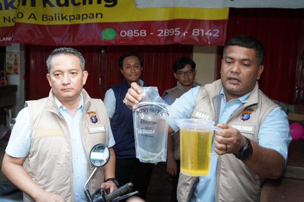 Ditreskrimsus Polda Kaltim Gelar Sidak Pasar, Pastikan Takaran Minyakita Sesuai Standar WhatsApp Image 2025 03 12 at 09.44.52 0636fa17