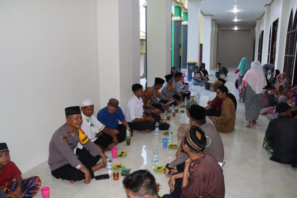 Polres Kutai Barat Gelar Buka Puasa Bersama, Pererat Kebersamaan dengan Masyarakat WhatsApp Image 2025 03 12 at 12.32.46 c6589717
