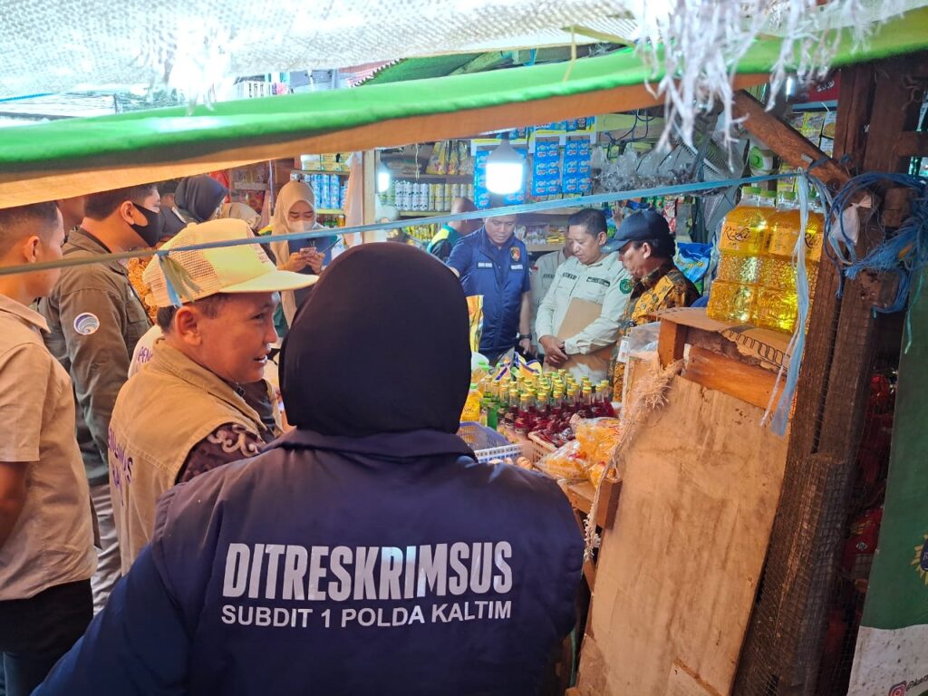 Pastikan Keamanan Bahan Pokok Jelang Lebaran, Polda Kaltim bersama DPPKUKM Kaltim Gelar Operasi Sidak Pasar WhatsApp Image 2025 03 14 at 10.32.19