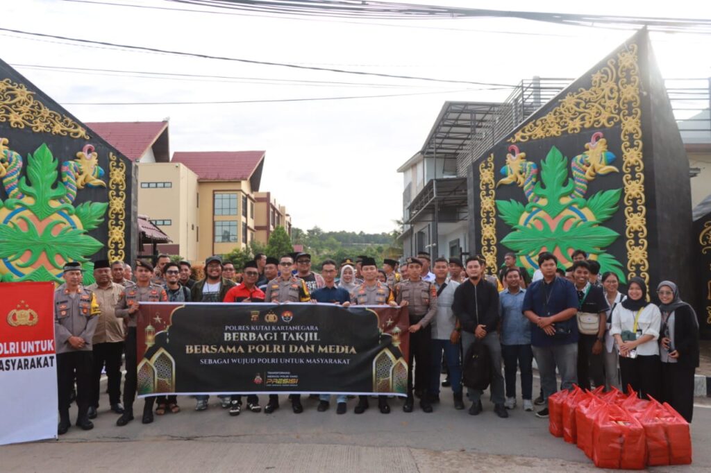 Berbagi Keberkahan di Bulan Ramadhan, Kapolres Kukar Bersama Awak Media Bagikan Takjil WhatsApp Image 2025 03 14 at 11.42.48
