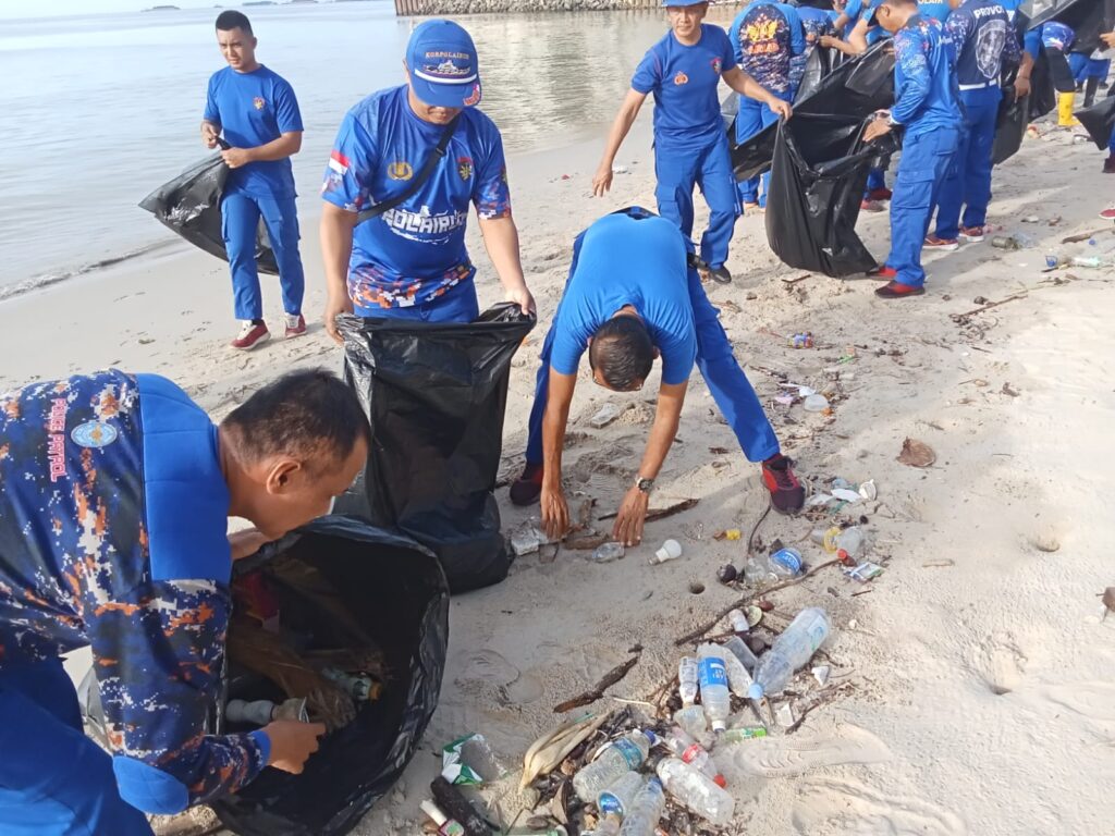 Peduli Pesisir Pantai, Personel Polairud Bersama PHBS Kota Balikpapan Bersih-Bersih Pantai WhatsApp Image 2025 03 14 at 11.43.07