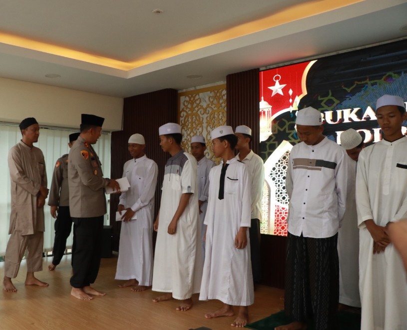 Buka Puasa Bersama Anak Yatim, Kapolres Berau Berikan Santunan WhatsApp Image 2025 03 14 at 11.43.51