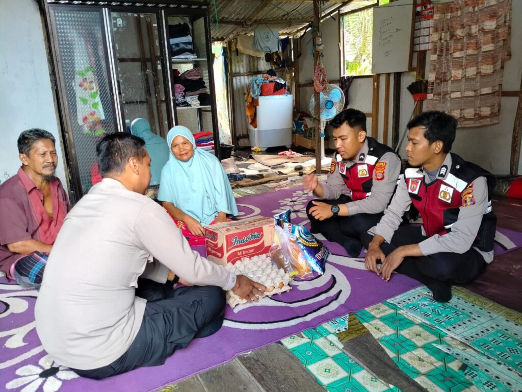 Polsek Waru Gelar Bakti Sosial, Berbagi Kebahagiaan di Bulan Ramadhan WhatsApp Image 2025 03 15 at 12.28.55