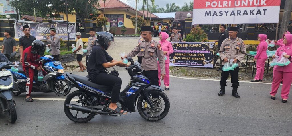Tebar Kebaikan di Bulan Ramadhan, Polsek Kuaro Bagikan Takjil Untuk Masyarkat WhatsApp Image 2025 03 15 at 23.55.17 81a6ef58