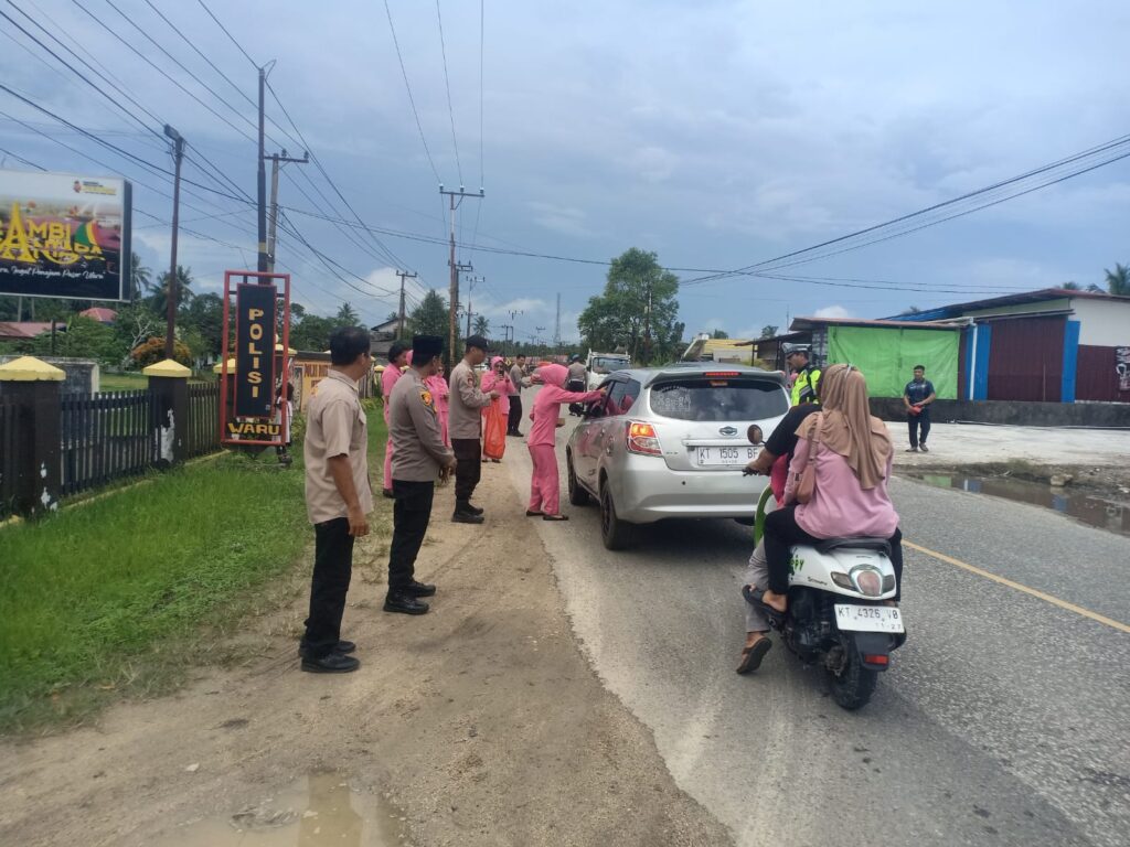 Polsek Waru dan Bhayangkari Berbagi Takjil untuk Masyarakat di Bulan Ramadhan WhatsApp Image 2025 03 16 at 10.26.48 b18621f6
