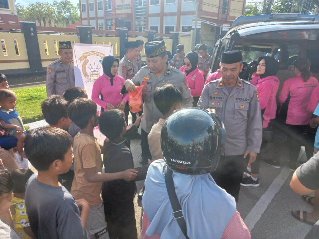 Polres Paser Tebar Kebaikan di Bulan Ramadhan dengan Berbagi Takjil kepada Masyarakat WhatsApp Image 2025 03 16 at 10.38.14 d4633c27