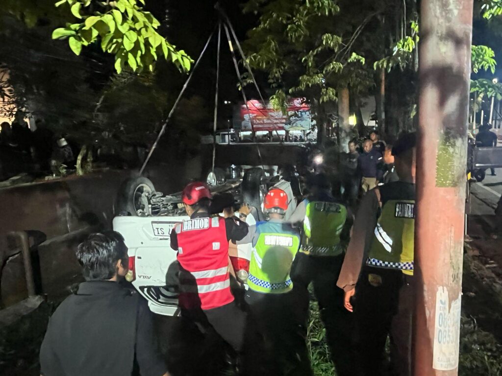 Gerak Cepat, Sat Brimob Polda Kaltim bersama Tim Gabungan Evakuasi Mobil Tercebur Parit di Jalan Sudirman Balikpapan WhatsApp Image 2025 03 18 at 11.36.23