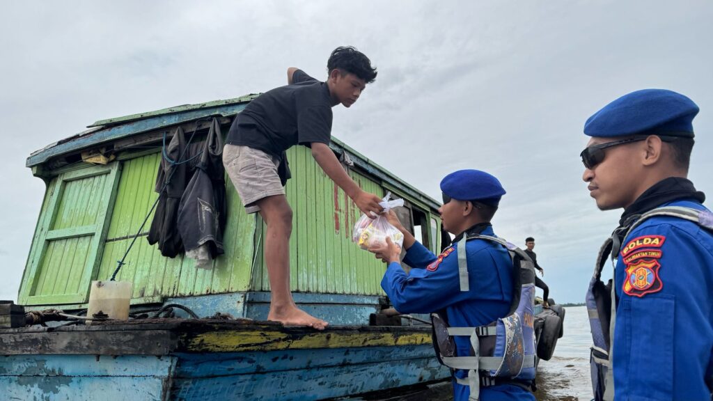 Berbagi Kebahagiaan di Ramadhan, Ditpolairud Polda Kaltim Bagi-Bagi Takjil untuk Nelayan dan Warga Pesisir Muara Badak WhatsApp Image 2025 03 18 at 14.06.57