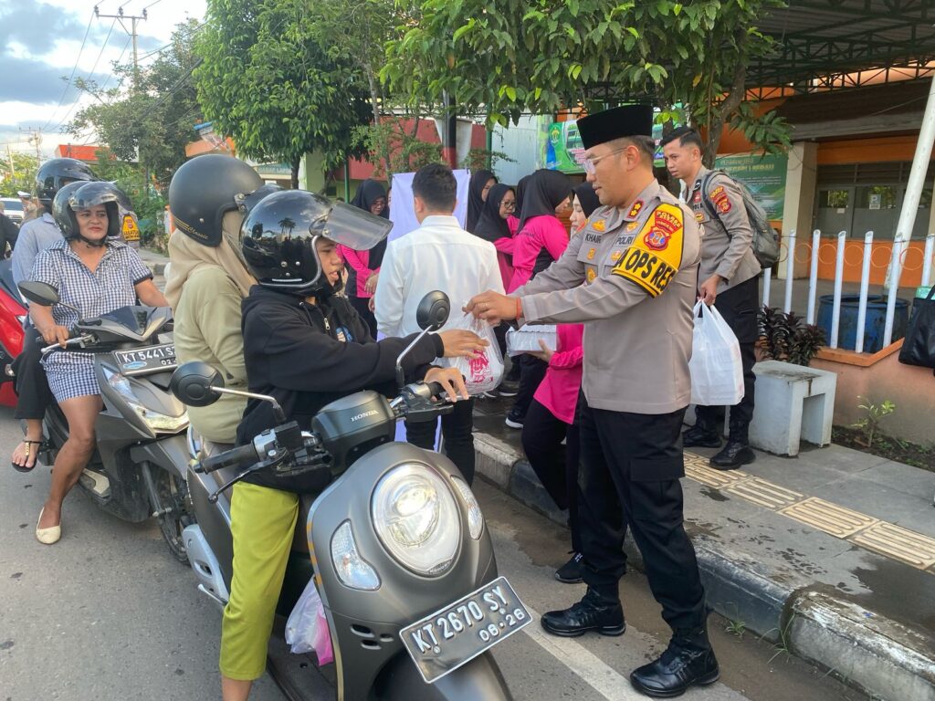 Indahnya Berbagi, Kapolres Berau Bagikan Takjil ke Pengendara WhatsApp Image 2025 03 19 at 10.29.36