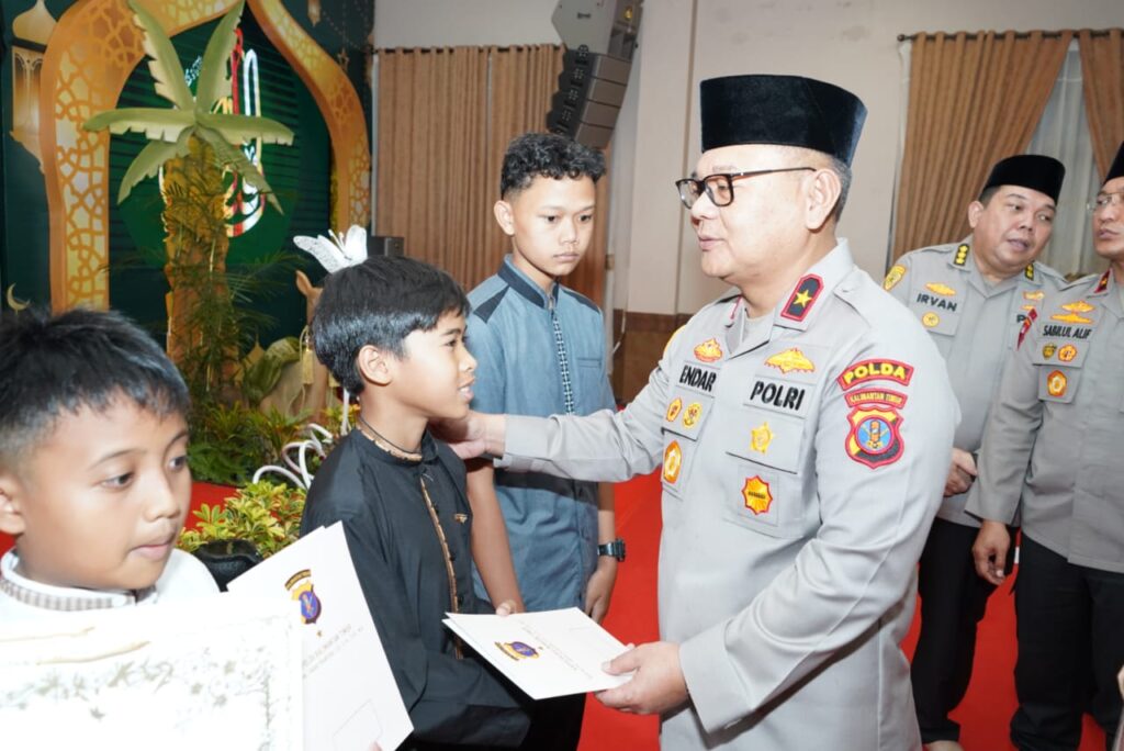 Polda Kaltim Gelar Peringatan Nuzulul Qur’an dan Buka Puasa Bersama, Santuni Anak Yatim dan Beri Penghargaan bagi Anggota Berprestasi WhatsApp Image 2025 03 19 at 19.41.54 2a7f2fb7