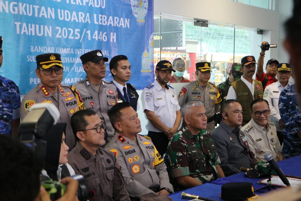 Polda Kaltim Lakukan Pengecekan Pos Terpadu di Bandara SAMS Sepinggan dalam Rangka Operasi Ketupat Mahakam 2025 WhatsApp Image 2025 03 20 at 21.48.09 17af5999