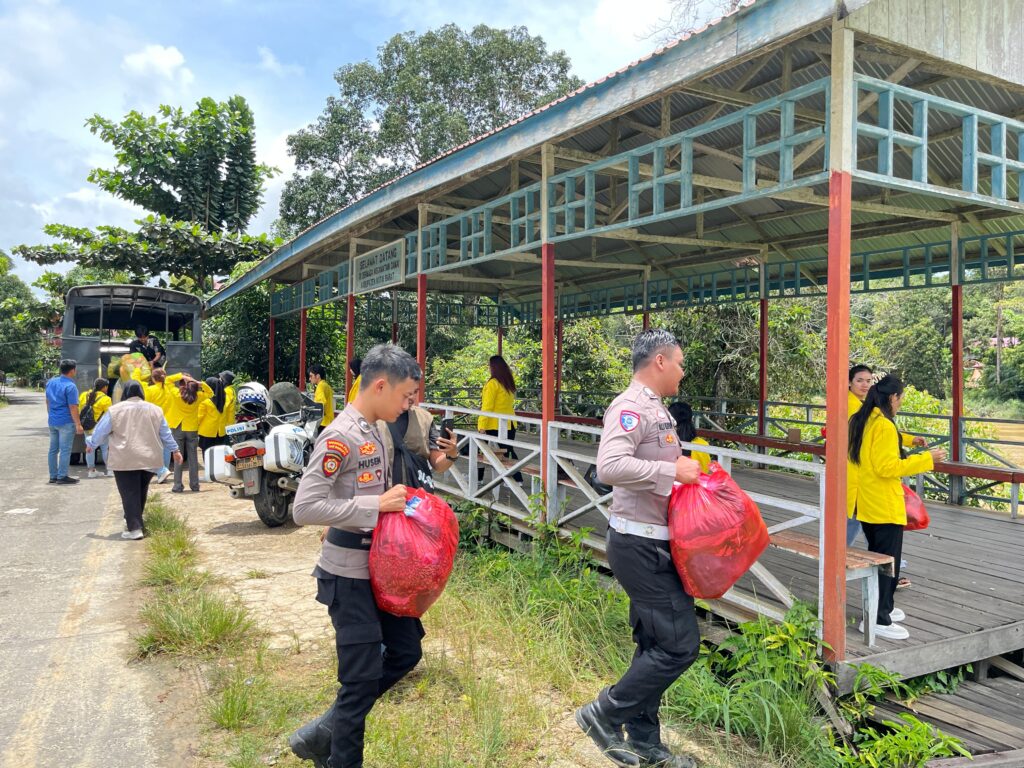 Polres Kutai Barat Bersama Mahasiswa Universitas Terbuka Salurkan Bantuan untuk Korban Kebakaran di Kampung Sempant WhatsApp Image 2025 03 21 at 05.00.05 8b0b58b5