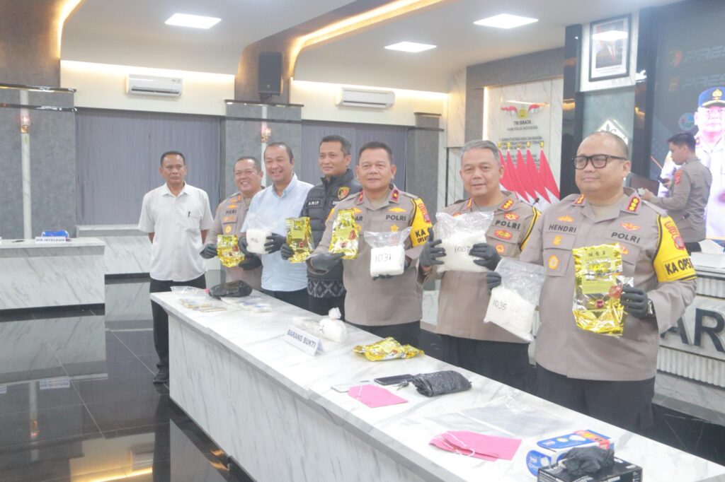 Kapolda Kaltim Pimpin Konferensi Pers Keberhasilan Polresta Samarinda Bongkar Jaringan Narkotika Jenis Sabu Seberat 5,1 Kg WhatsApp Image 2025 03 21 at 16.04.08 f085a371
