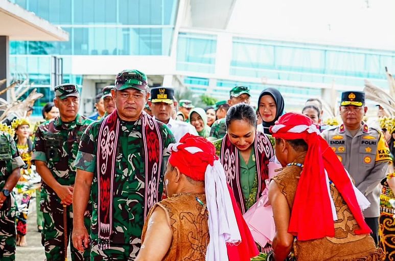 Kapolda Kaltim Sambut Kedatangan KASAD Jenderal TNI Maruli Simanjuntak di Samarinda 1 WhatsApp Image 2025 03 22 at 13.23.08