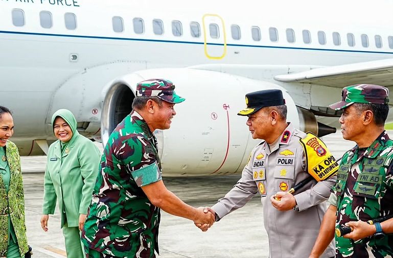 Kapolda Kaltim Sambut Kedatangan KASAD Jenderal TNI Maruli Simanjuntak di Samarinda WhatsApp Image 2025 03 22 at 13.23.10