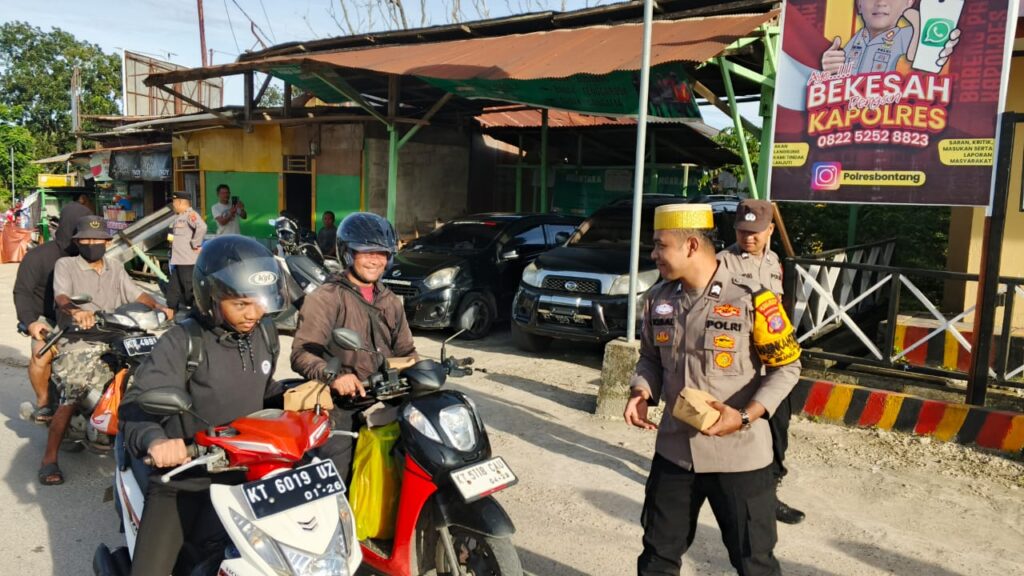 Polsek Muara Badak Berbagi Takjil, Wujud Kepedulian Polri di Bulan Ramadhan WhatsApp Image 2025 03 24 at 13.18.15 cb303721
