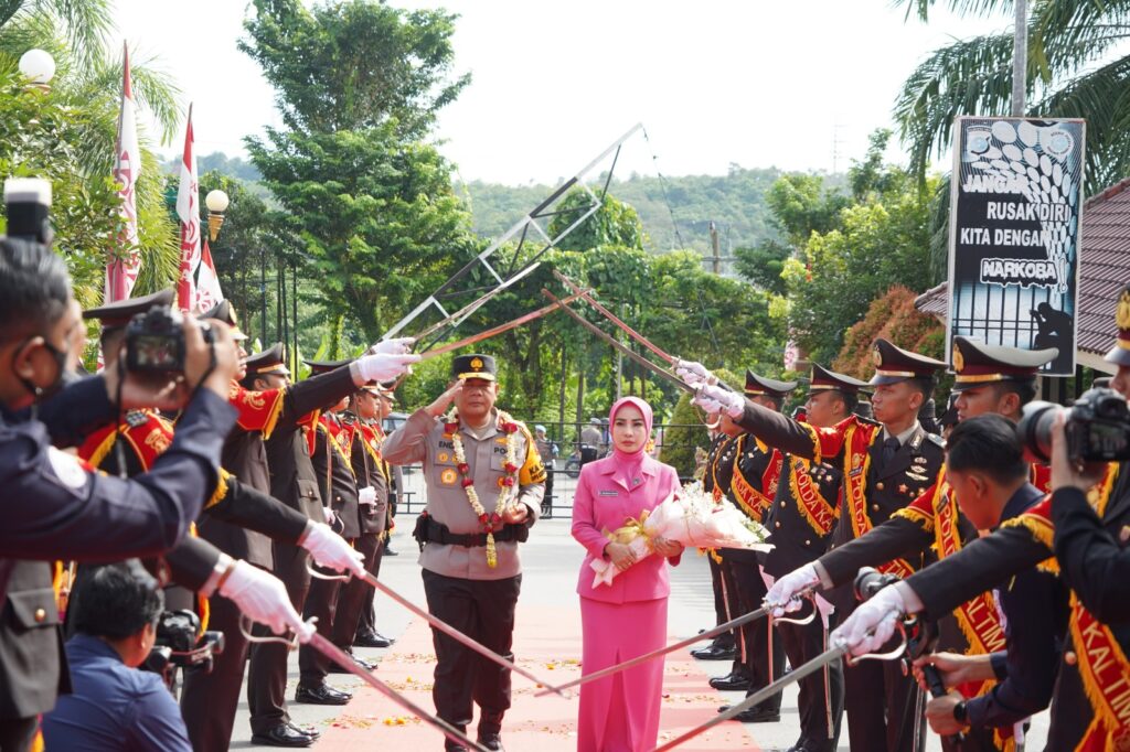 Polda Kaltim Gelar Upacara Penyambutan dan Farewell Parade Kapolda Baru WhatsApp Image 2025 03 24 at 15.03.03 f5082ce2