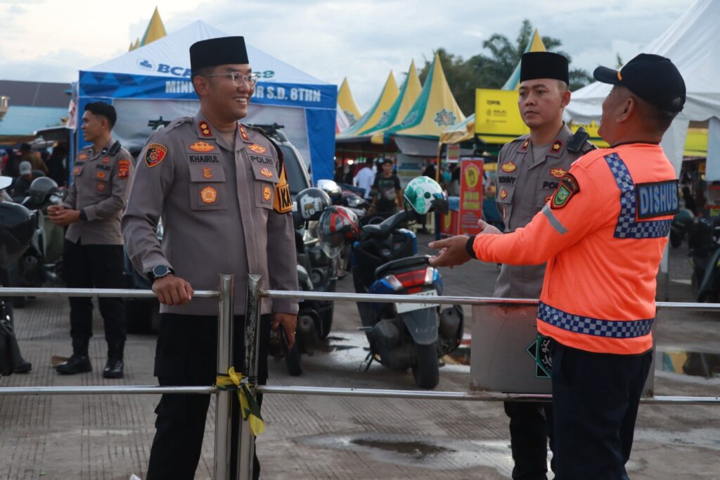 Ajak Masyarakat Berperan Aktif Jaga Keamanan, Kapolres Berau Tinjau Langsung Pengamanan Pasar Ramadan WhatsApp Image 2025 03 26 at 08.45.38 1
