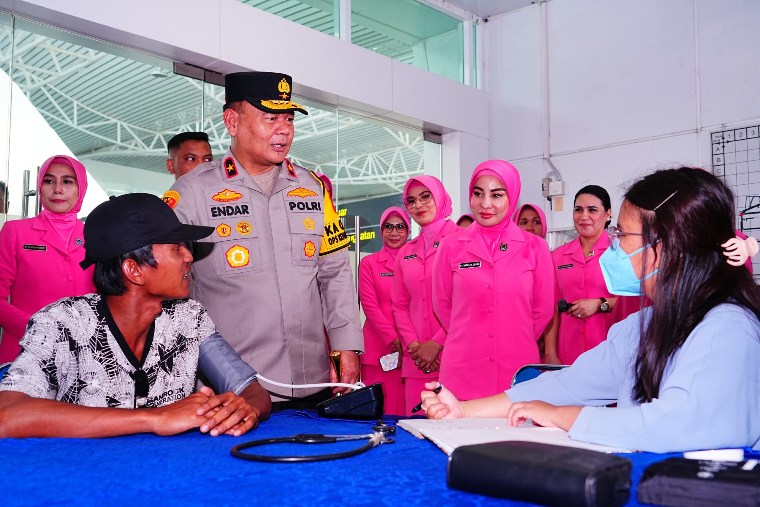 Kapolda Kaltim dan Bhayangkari Berikan Tali Asih kepada Personel Pos Pelayanan Operasi Ketupat Mahakam 2025 4 WhatsApp Image 2025 03 27 at 21.23.12 e3bc43d8 scaled