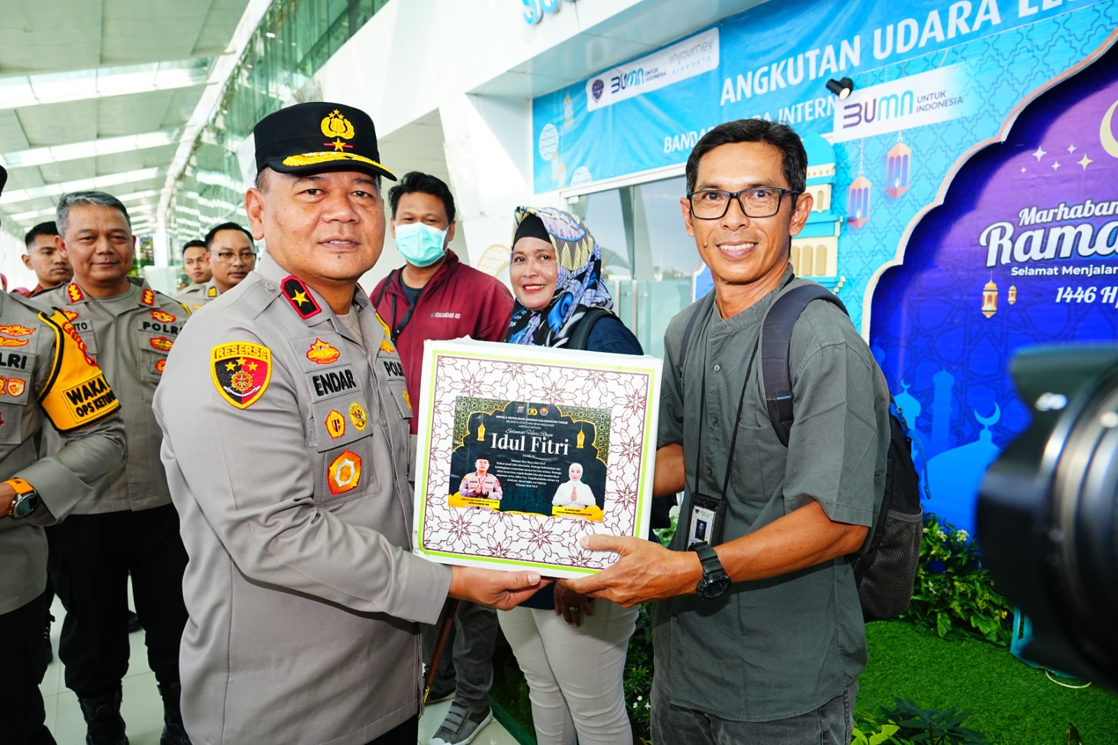Kapolda Kaltim dan Bhayangkari Berikan Tali Asih kepada Personel Pos Pelayanan Operasi Ketupat Mahakam 2025 5 WhatsApp Image 2025 03 27 at 21.23.13 e400dad4