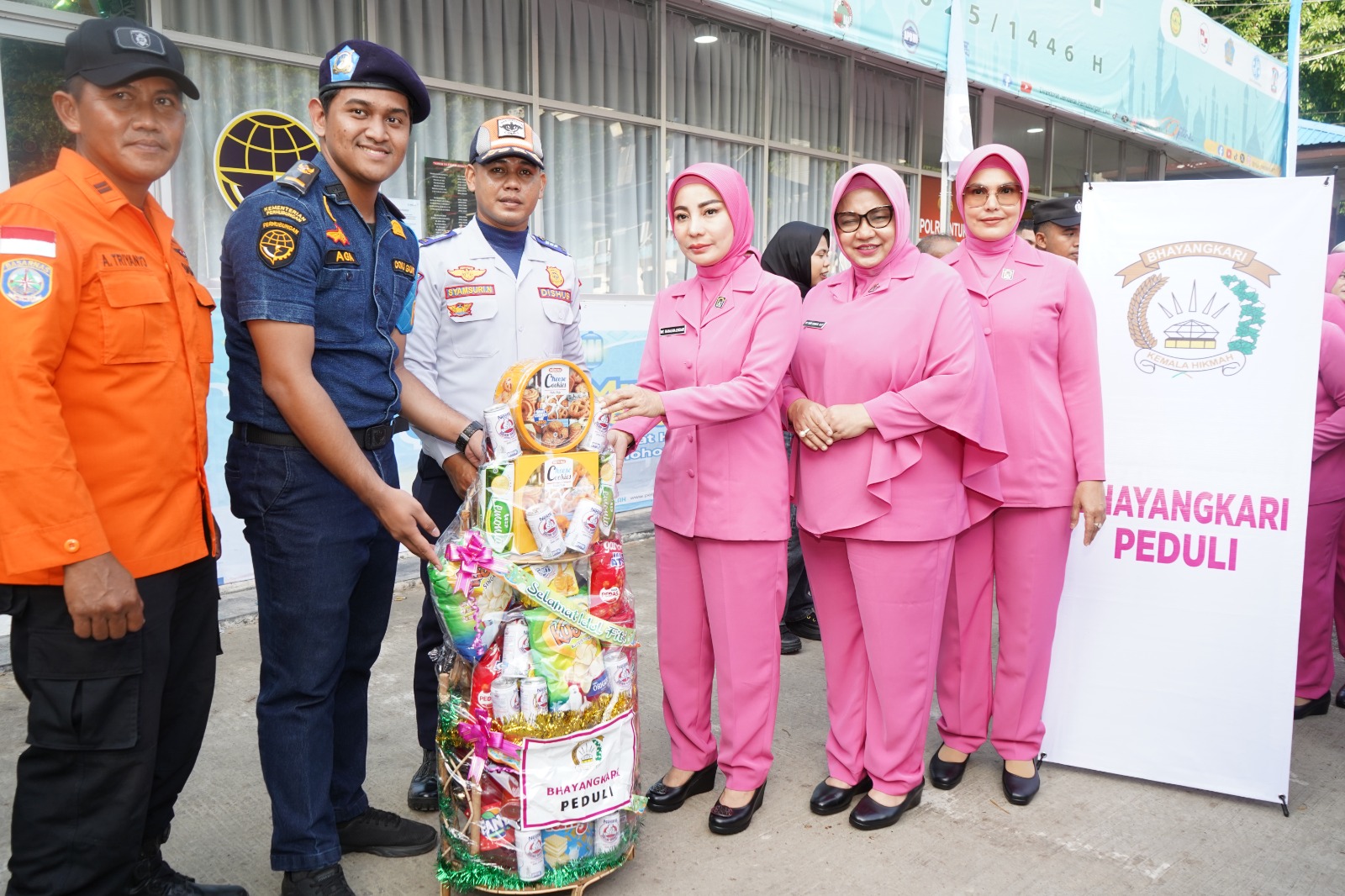 Kapolda Kaltim dan Bhayangkari Berikan Tali Asih kepada Personel Pos Pelayanan Operasi Ketupat Mahakam 2025 1 WhatsApp Image 2025 03 27 at 21.49.43 85420ed9